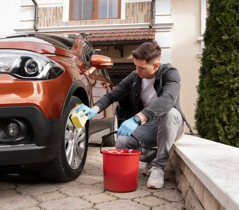 Lavage auto à domicile Canapville : professionnel intervenant sur un véhicule